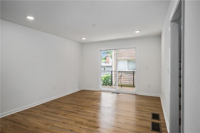 Photo - 704 Durant Pl NE