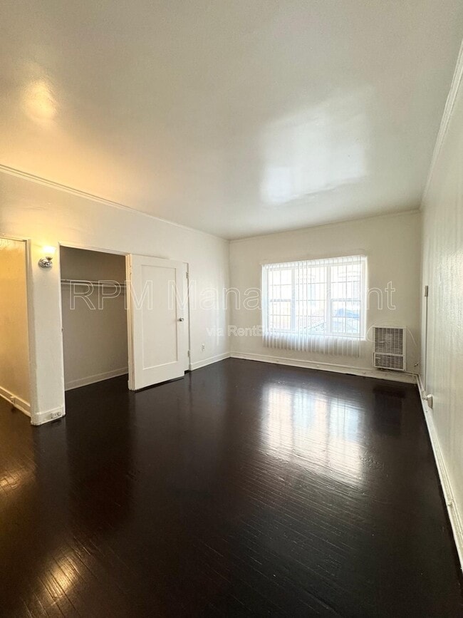 Building Photo - 626 N Plymouth Blvd Unit 103