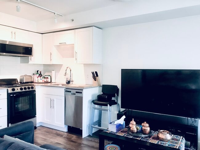 Building Photo - 2 Bedroom 1 Bath in Kies Place Unit 404