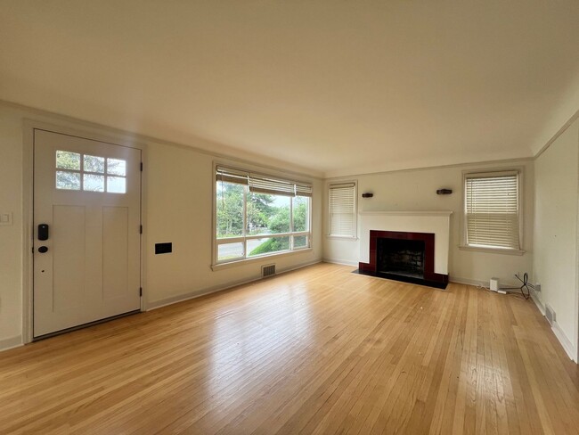 Photo - 3 Bedroom 2 Bathroom in Greenlake!