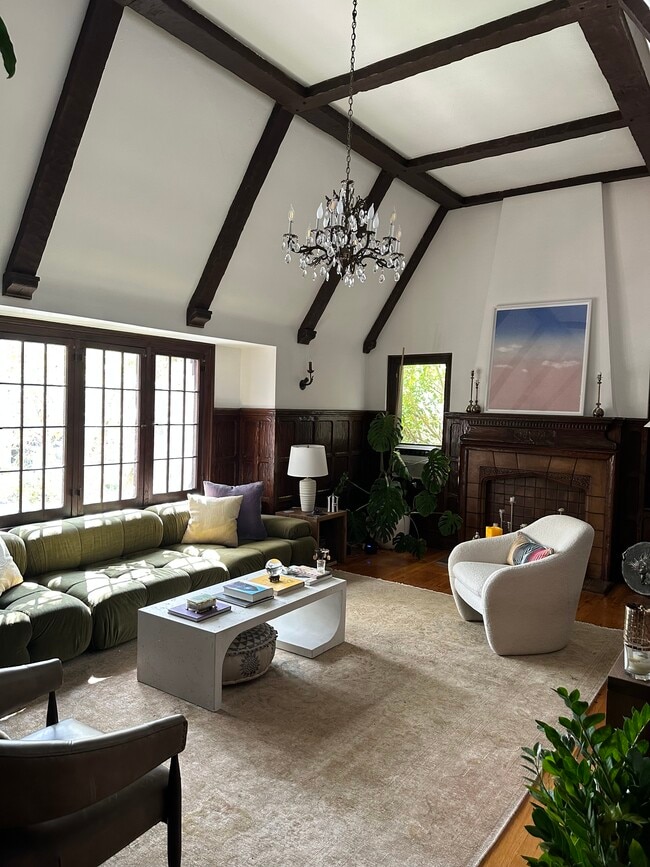 333-6 Sala de estar - 333 N Sycamore Ave