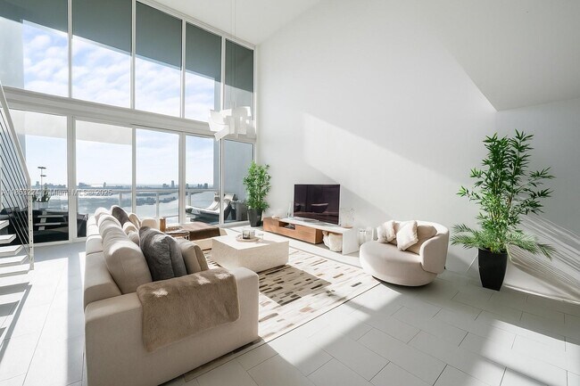 Building Photo - 1040 Biscayne Blvd Unit 3203