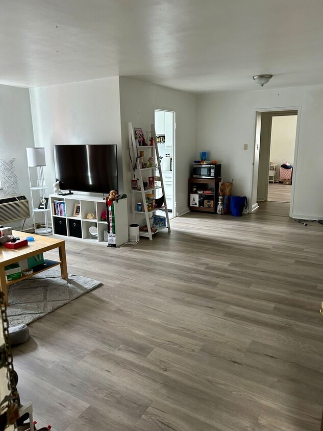Large sun-lit 1 bedroom in heart of Shadyside - Large sun-lit 1 bedroom in heart of Shadyside