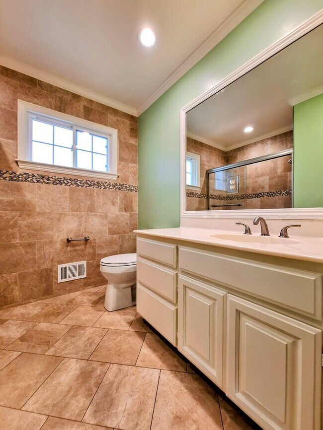 Photo - Charming Single Story 3bd House with Large...