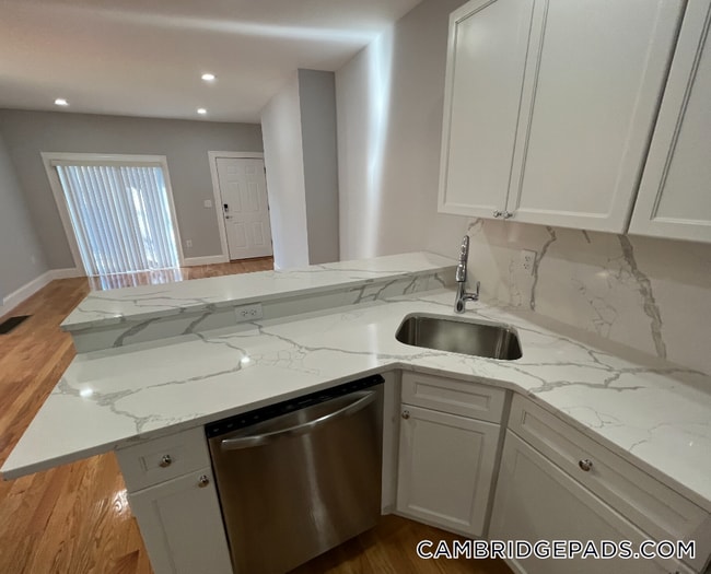 Photo - 372 Oxford St Unit 2