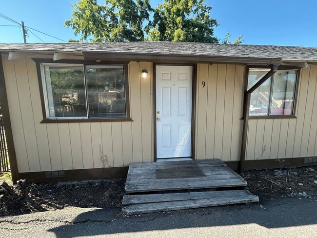 Building Photo - 2125 Biehn St Rental