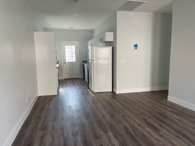 Building Photo - 3 Bedroom in Pahrump Unit 2