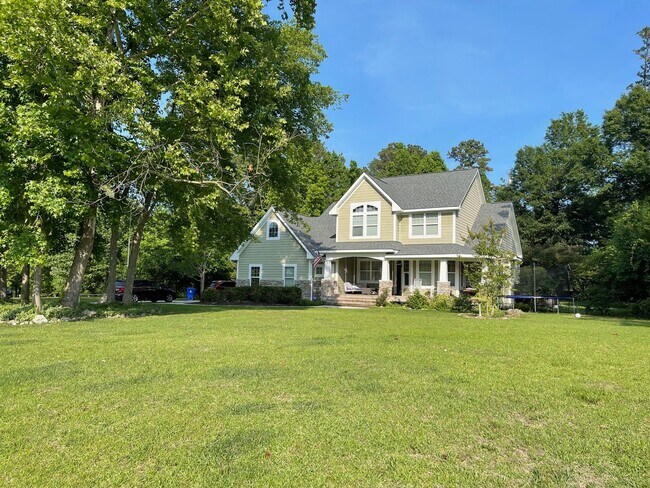 Building Photo - CASTLE LAKES - HOME W/ POOL