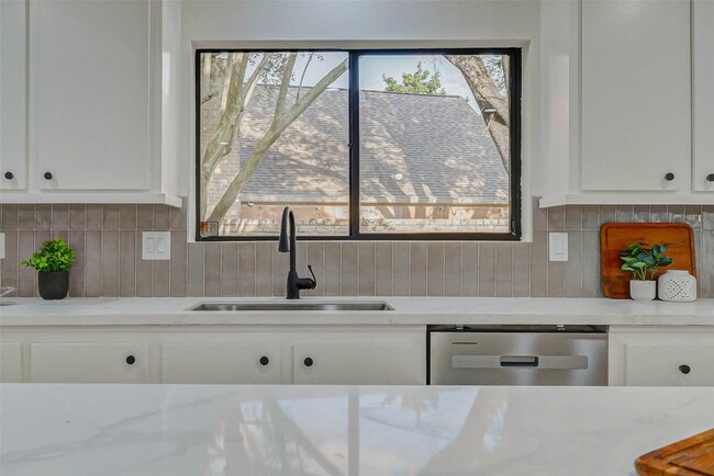 Building Photo - 10303 Chevy Chase Dr