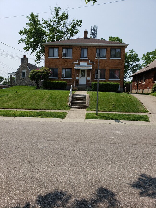 Front Lawn of Building - 4525 Roth Ave Unit #2W