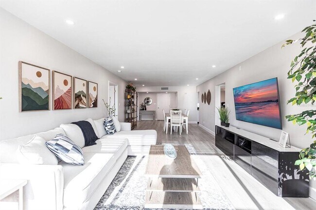 1125 W Peppertree Dr Unit 402