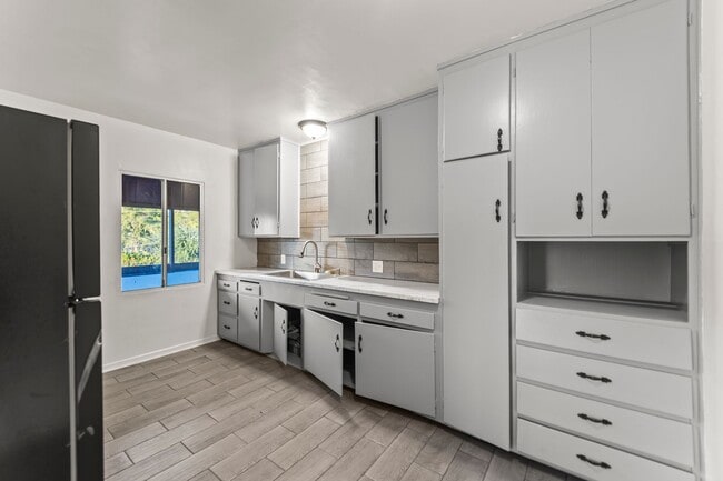 Photo - 10639 Fitzroy Ave Unidad D