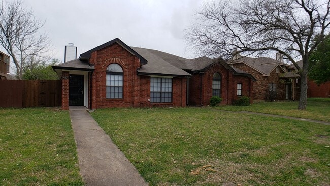 Building Photo - Now Leasing! Charming 3BD/2BA Duplex in De... Rental