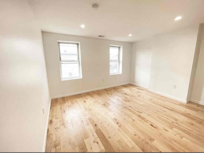 Photo - 2457 Gaul St