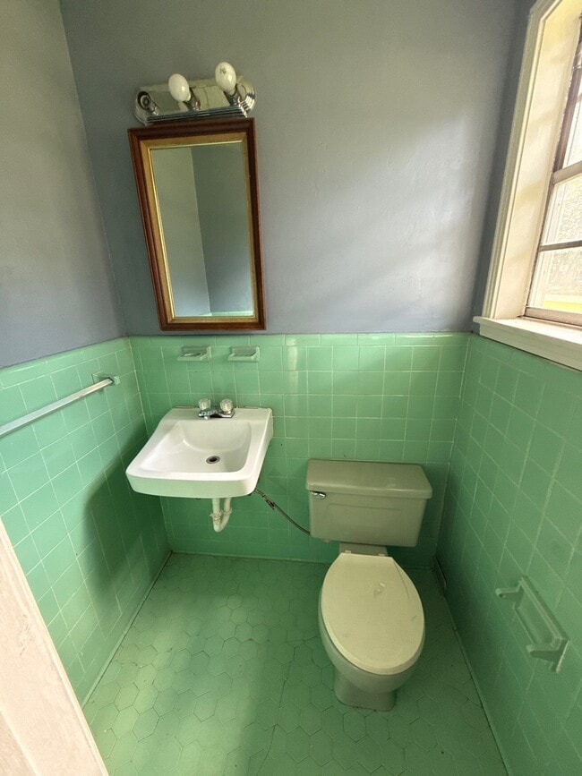 Photo - 1054 Deryll St