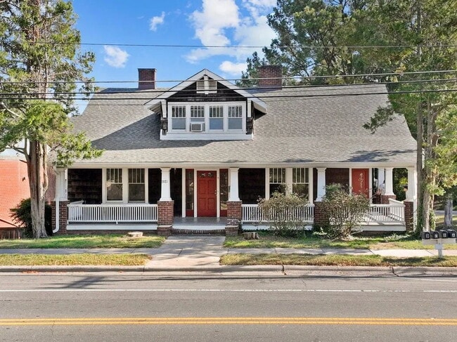 Building Photo - "Historic 2-Bed Apartment with Gleaming Hardwood Floors in Prime Durham Location!" Unit Apt C