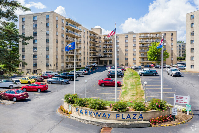 Parkway Plaza - Parkway Plaza Apartments