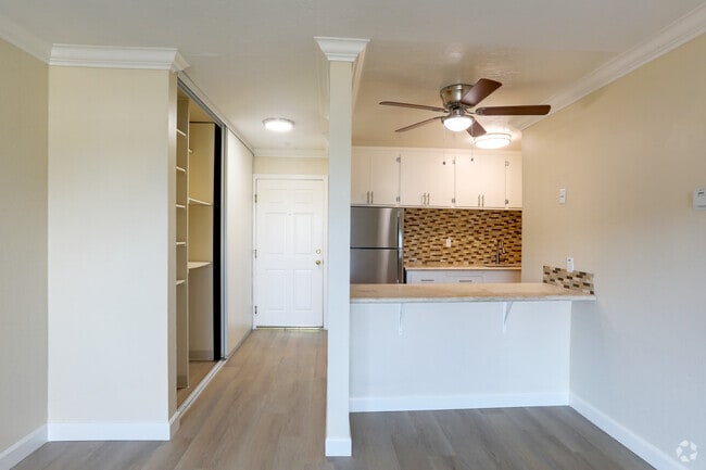 1BR, 1bA - 545SF - Kitchen - Latham Court Apartments