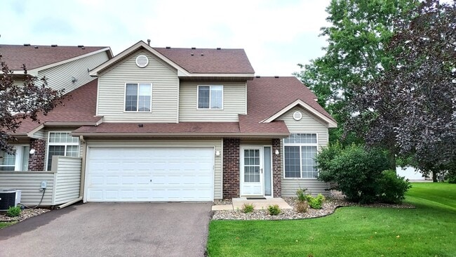 Building Photo - 2 Bedroom 1.5 Bathroom End Unit Townhome in Hudson