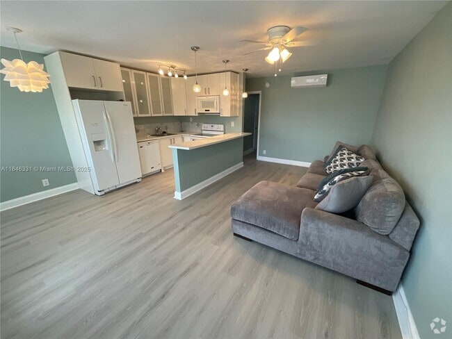 Building Photo - 2716 NE 30th Pl Unit 207C Rental