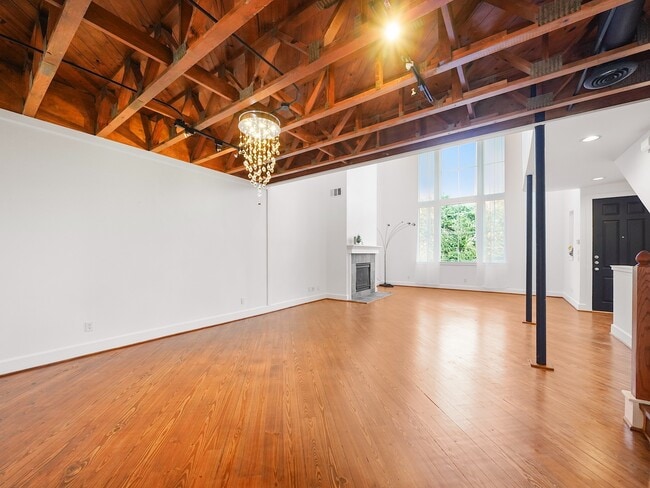 Photo - 907 Hartman St