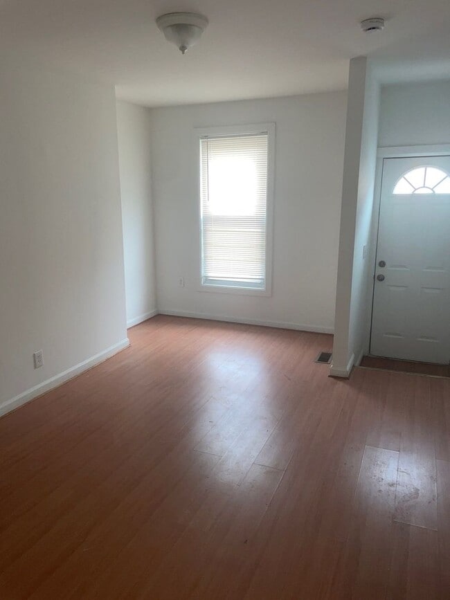 Photo - 2432 Etting St