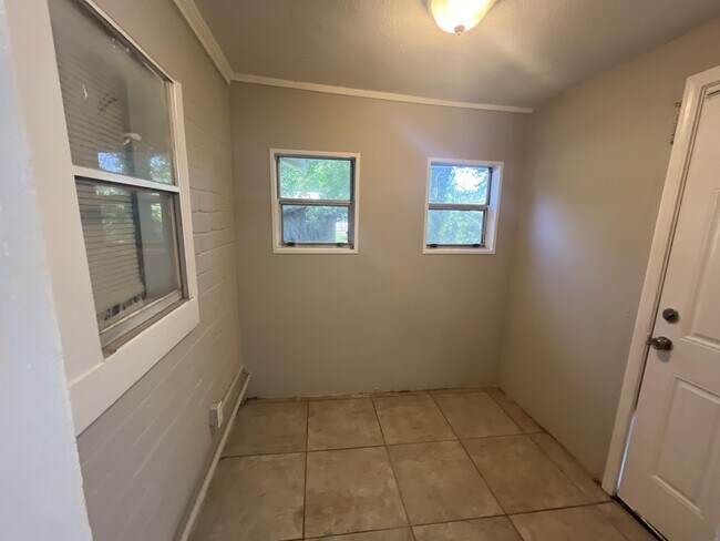 Photo - 4912 Rogers St