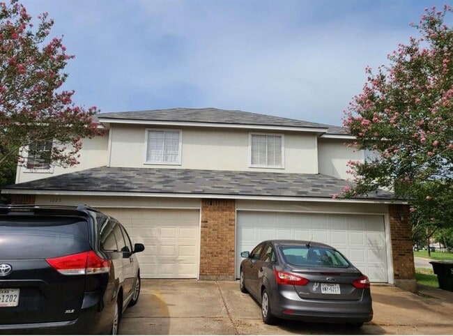Building Photo - 1027 Sagewood Trail Rental