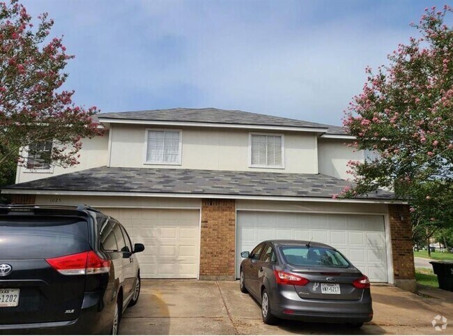 Building Photo - 1027 Sagewood Trail Rental