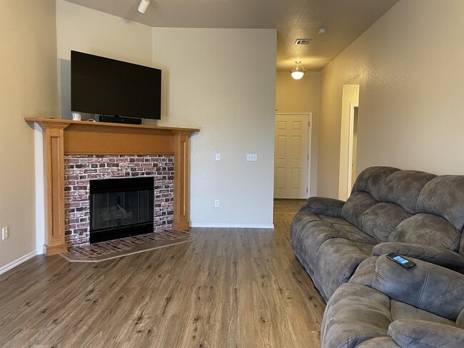 2513 Queenston Ave