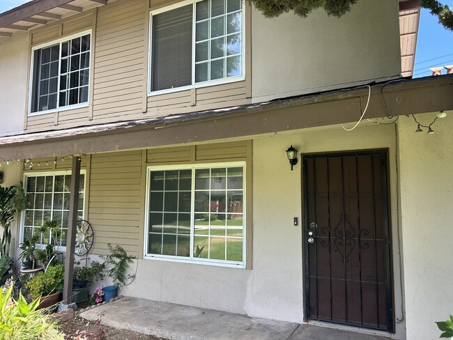 Building Photo - 521 S Lyon St Unit Saddleback Villas 35