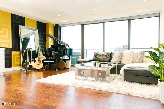 Building Photo - 4422 N 75th St Unit 2010