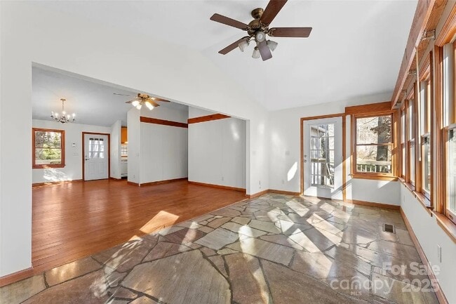 Photo - 550 Kinross Dr