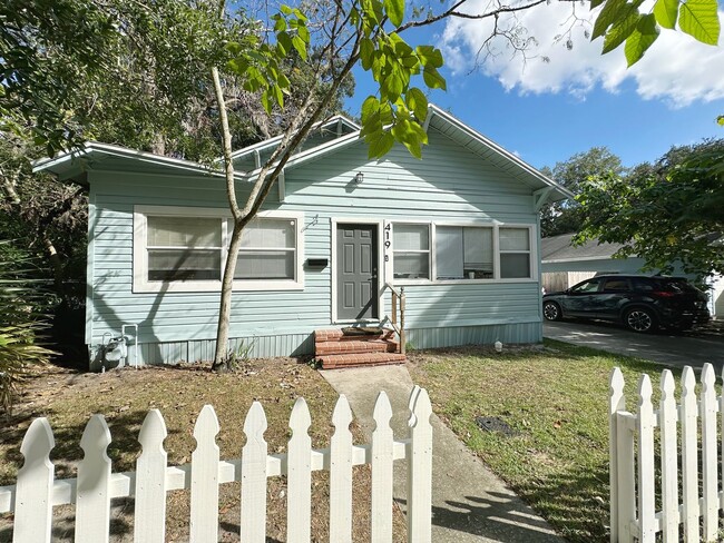 3 Bedroom, 2 Bath Historic House Near UF! - 3 Bedroom, 2 Bath Historic House Near UF!