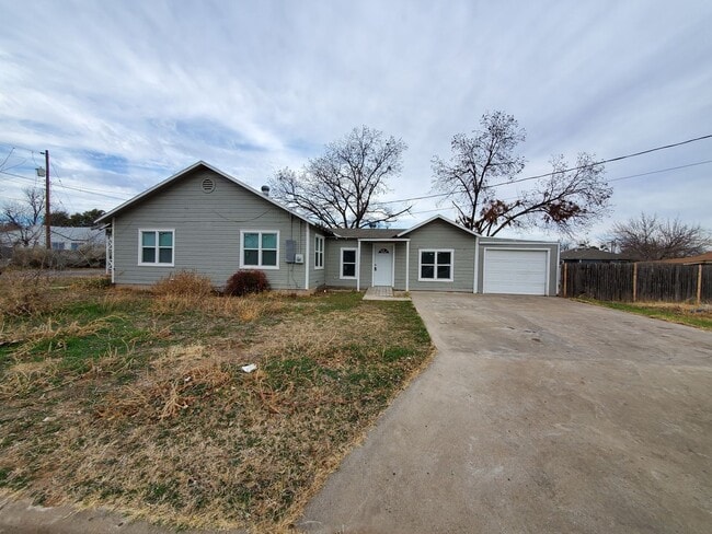 Building Photo - Large remodeled 3 bedroom home with open k...