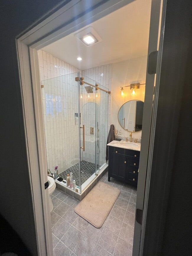 Photo - 665 Temple Ave