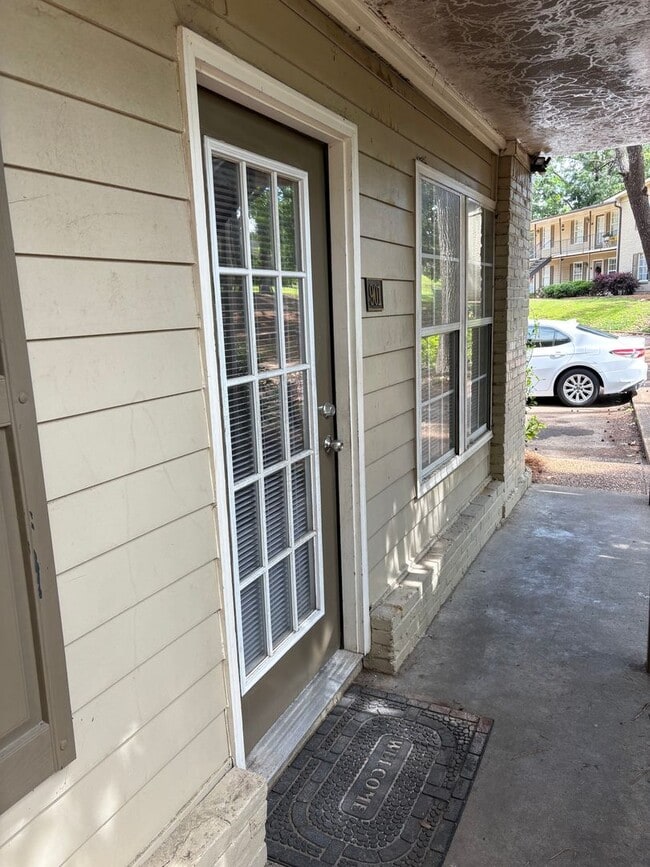 Building Photo - 2 Bedroom 1 Bath Apartment Close to Campus! Available Now!