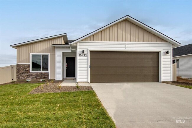 Building Photo - Immaculate Single-Family Home