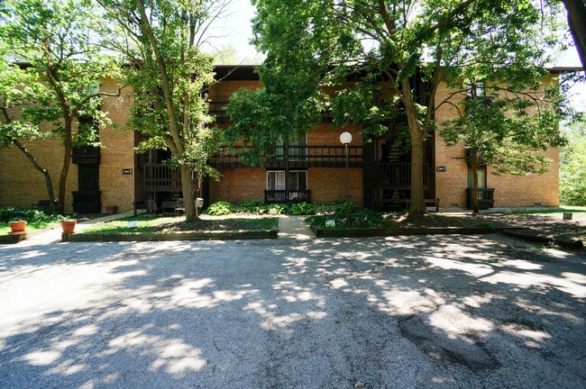 Building Photo - 1617 Maple Terrace Unit 1P Rental