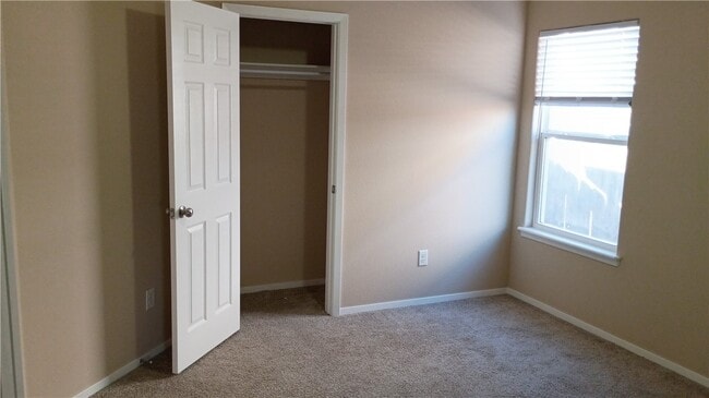 Photo - 905 SW Loudon Dr