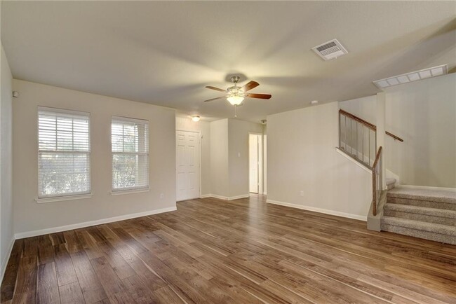 Photo - 476 Nottingham Loop