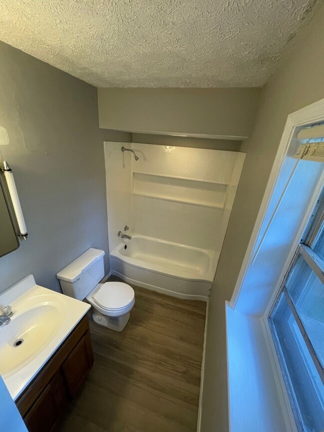 Photo - $875 Potter House Apartments: Directly adjacent to BSU and IU Health Ball Memorial Hospital. Unidad 6