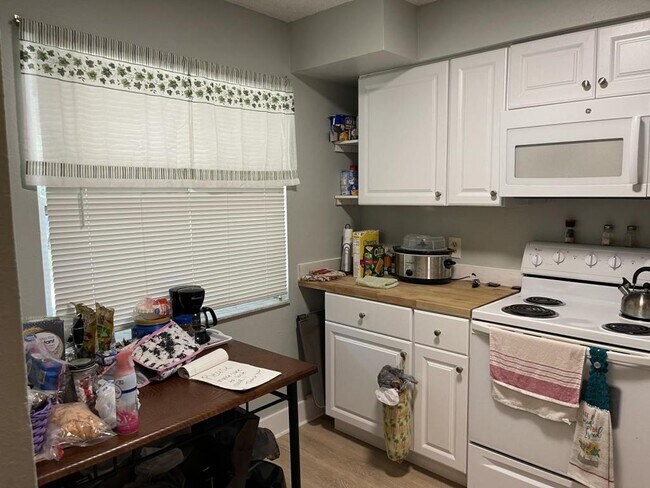 Photo - 839 Lyndhurst St