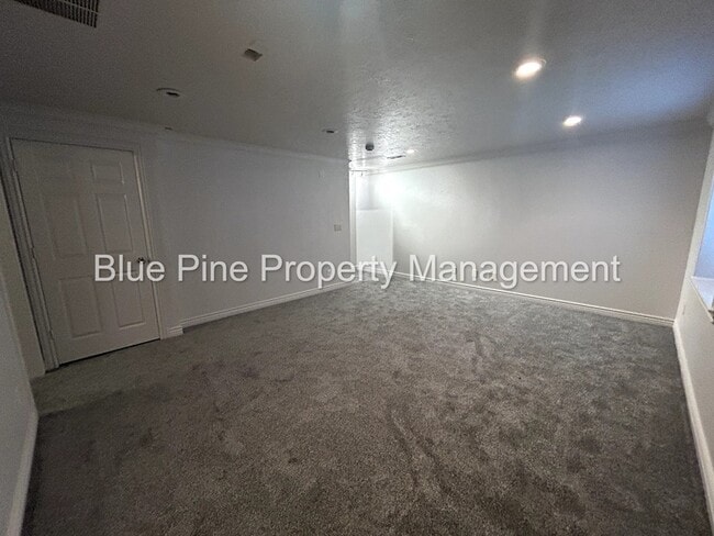 Photo - 648 E Poplar St