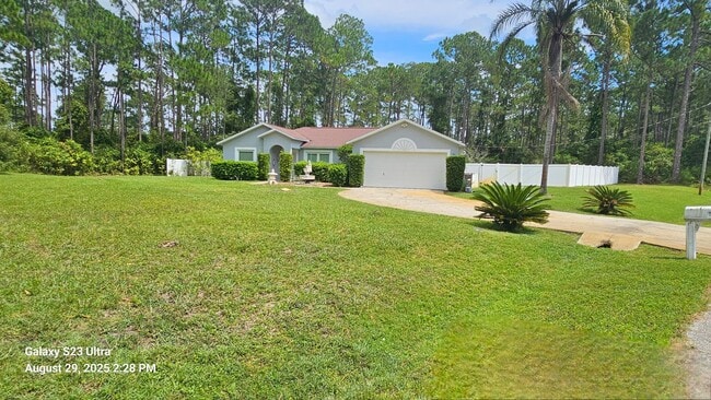 Building Photo - Beautiful 3/2/2 Pool Home on Oversized Lot...