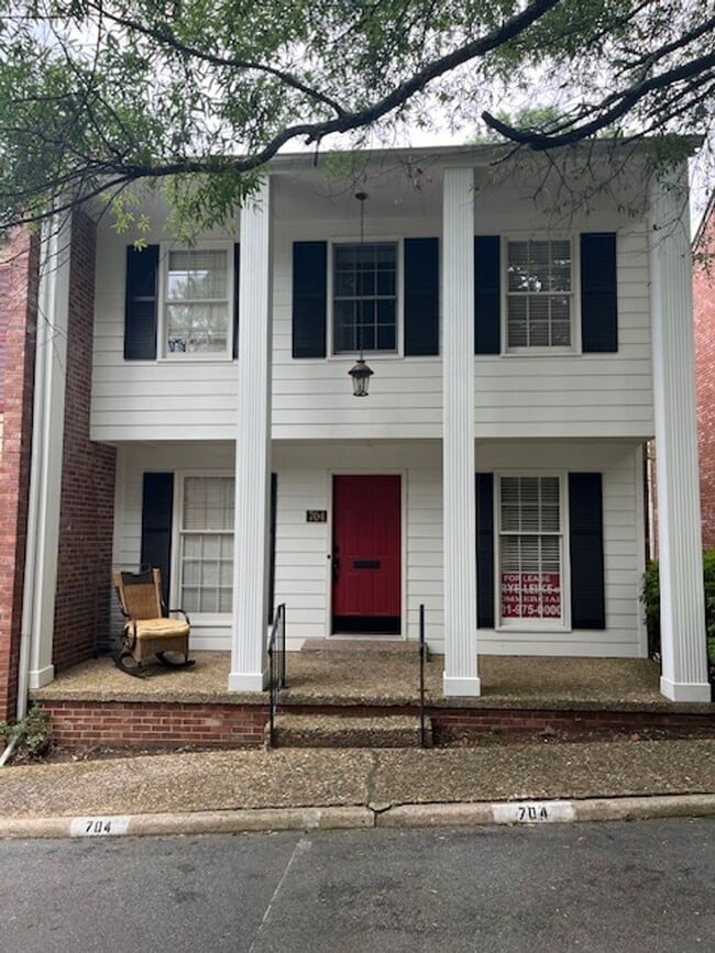 Building Photo - Elegant Colonial Style 2 Bedroom 2 and a half Bathroom Townhome in Little Rock