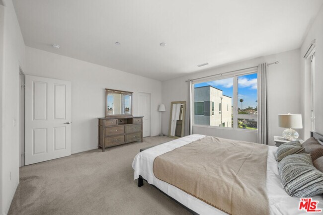 Photo - 10712 Parrot Ave