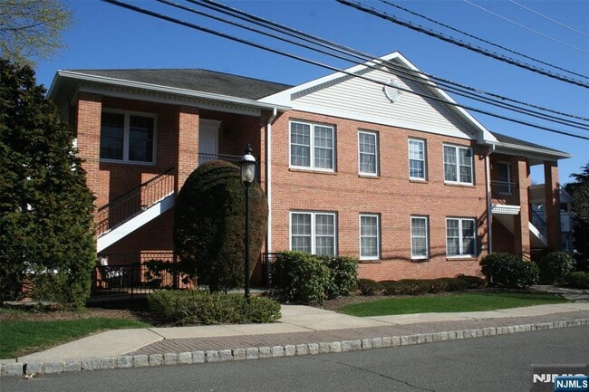 Building Photo - 16 N Maple Ave Unit D-D Rental