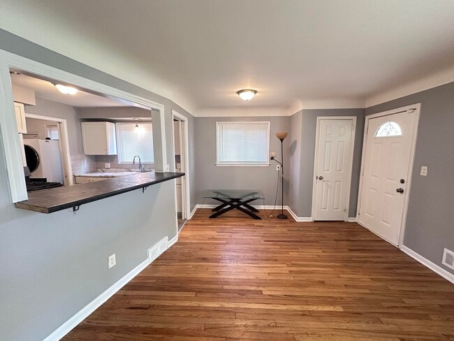 Photo - 4697 Pelham St