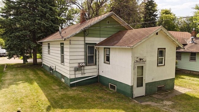 Photo - 721 5th St NE